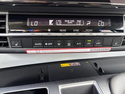 Used 2026 Toyota Sienna XLE FWD image 22
