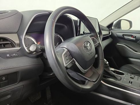 Used 2023 Toyota Highlander XLE image 12