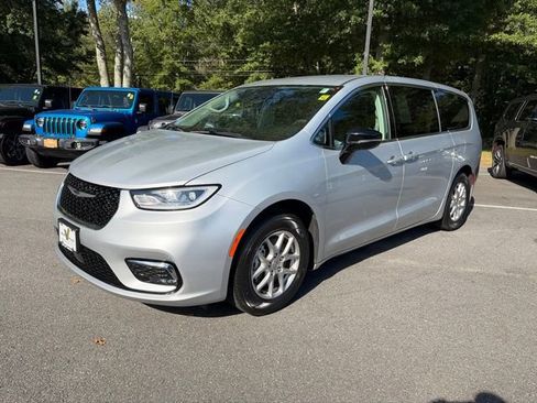 Used 2024 Chrysler Pacifica Touring-L FWD image 2
