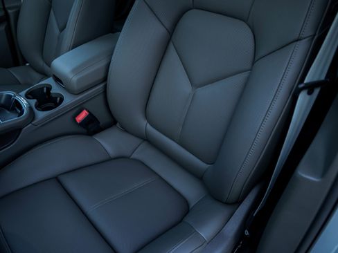 Certified 2025 Porsche Macan image 22