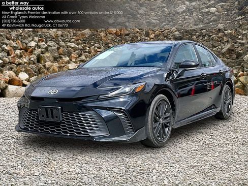 Used 2025 Toyota Camry SE FWD image 1