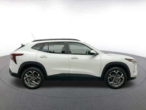 Used 2025 Chevrolet Trax LT w/ LT Convenience Package FWD image 9
