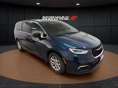 Used 2025 Chrysler Pacifica Select