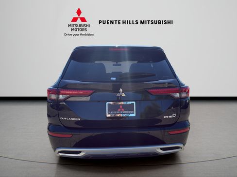 Used 2023 Mitsubishi Outlander 4WD Plug-In Hybrid image 4