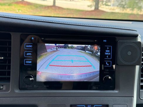 Used 2016 Toyota Sienna SE Premium FWD image 24