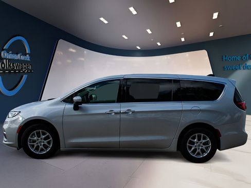Used 2023 Chrysler Pacifica Touring-L FWD image 7