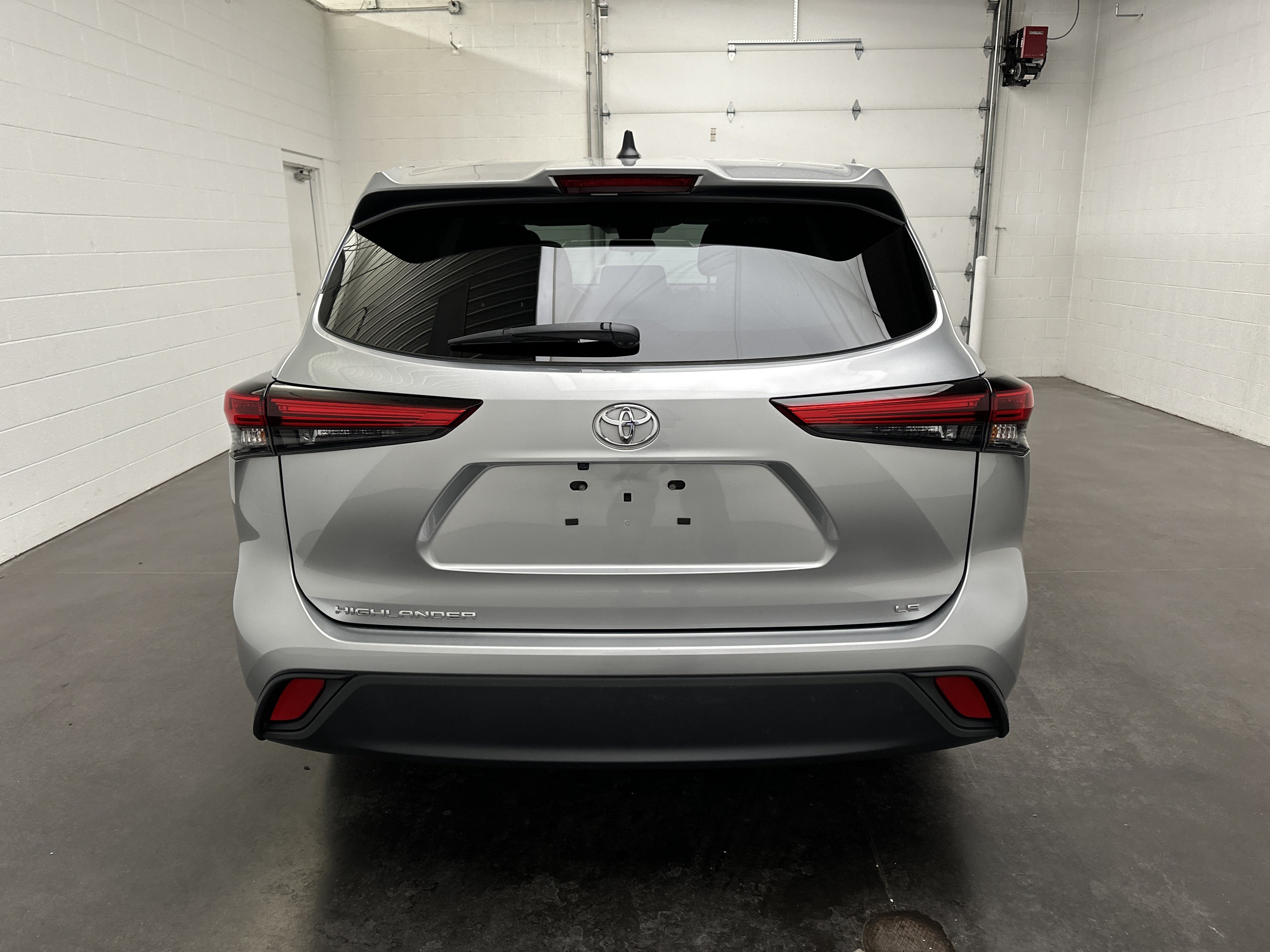 Used 2023 Toyota Highlander LE FWD image 7