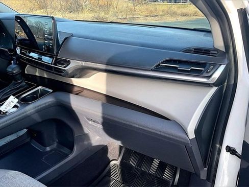 Used 2024 Toyota Sienna LE image 23