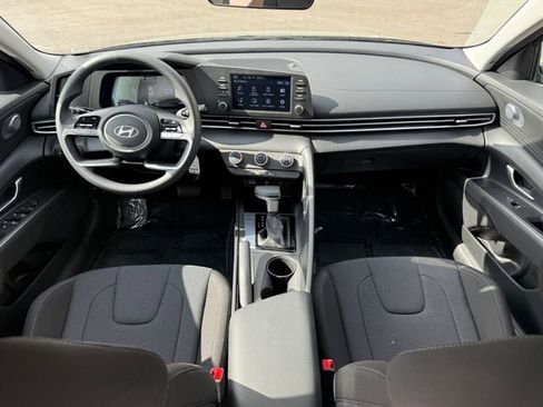 Used 2025 Hyundai Elantra SE image 5