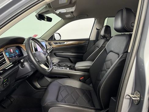 Used 2024 Volkswagen Atlas SE AWD/4WD image 19
