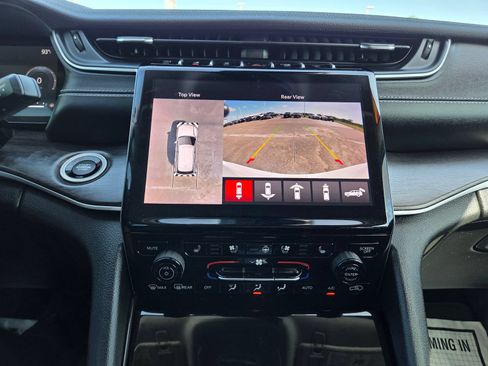 Used 2024 Jeep Grand Cherokee L Limited w/ Luxury Tech Group II RWD image 40