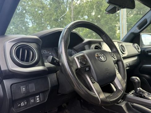 Used 2020 Toyota Tacoma TRD Off-Road w/ Technology Package AWD/4WD image 8