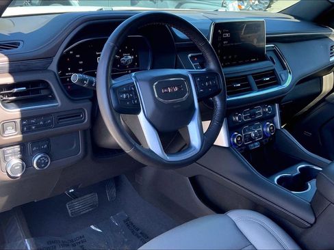 Used 2022 GMC Yukon SLT w/ SLT Premium Package image 17