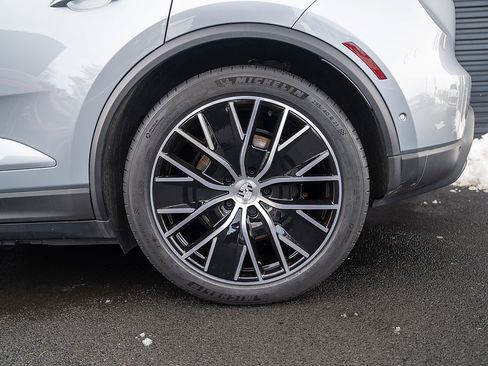 Certified 2025 Porsche Macan Electric image 25