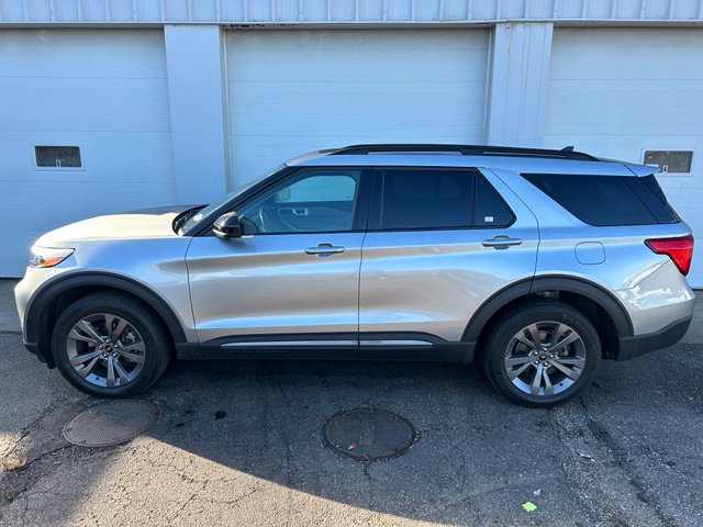Certified 2023 Ford Explorer XLT w/ Equipment Group 202A AWD/4WD image 3