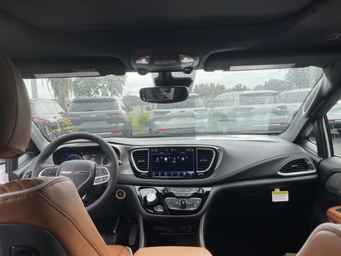 New 2026 Chrysler Pacifica Pinnacle image 40