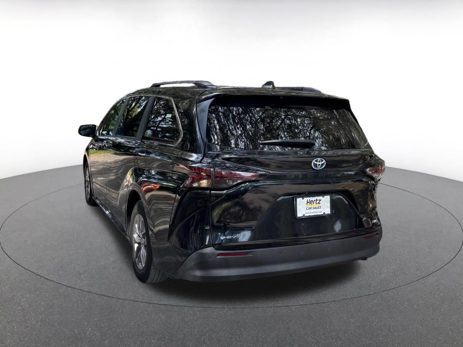 Used 2025 Toyota Sienna XLE FWD image 6
