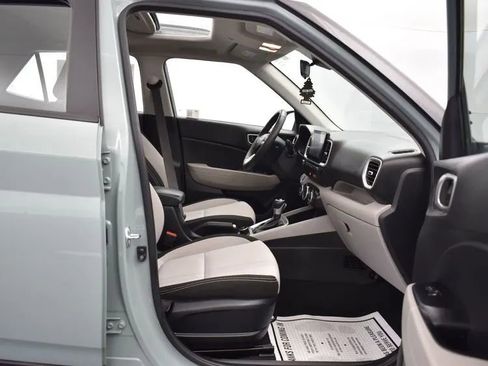 Used 2025 Hyundai Venue SEL image 17