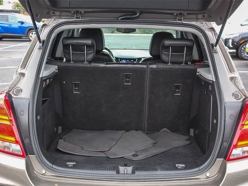 Used 2022 Chevrolet Trax LT w/ LT Convenience Package image 40