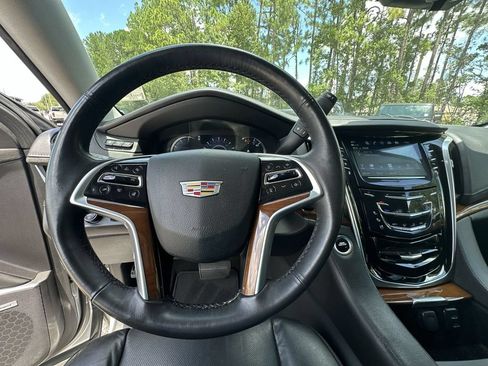 Used 2020 Cadillac Escalade Luxury RWD image 11