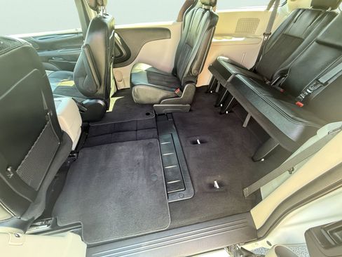 Used 2020 Dodge Grand Caravan SXT FWD image 12