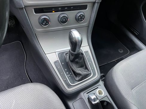 Used 2016 Volkswagen Golf S image 25