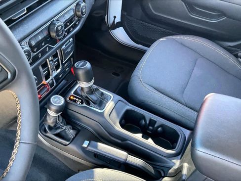 Certified 2024 Jeep Gladiator Sport image 16