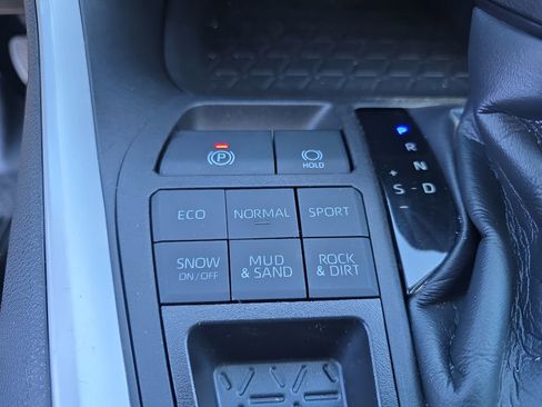 Used 2022 Toyota RAV4 XLE image 19