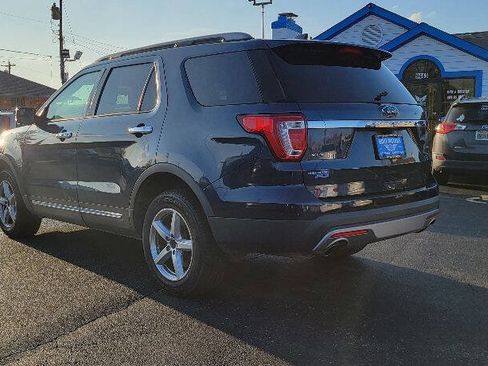 Used 2017 Ford Explorer XLT image 6