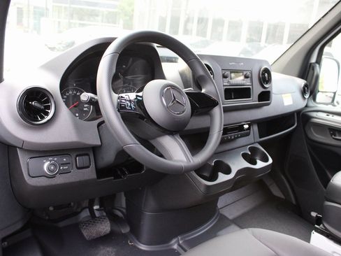 Used 2025 Mercedes-Benz Sprinter 2500 image 11