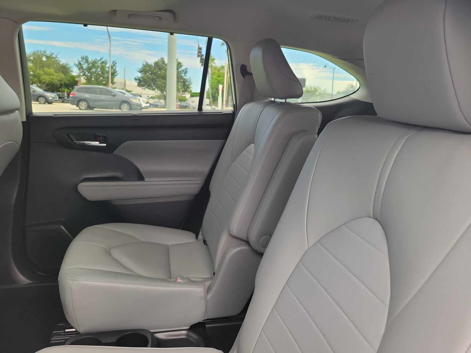 Used 2020 Toyota Highlander XLE AWD/4WD image 11