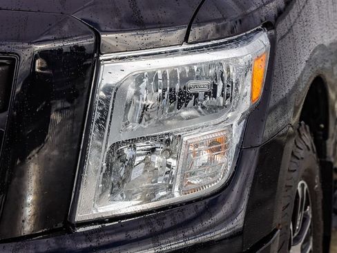 Used 2023 Nissan Titan SV w/ SV Convenience Package image 5