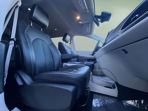 Used 2024 Chrysler Pacifica Touring-L image 19