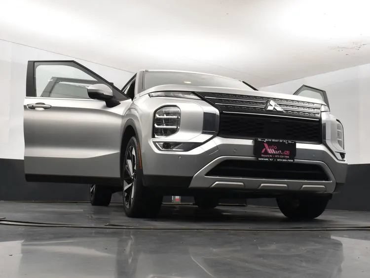 Used 2024 Mitsubishi Outlander FWD image 11