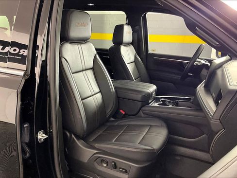 Used 2025 Chevrolet Suburban High Country image 9