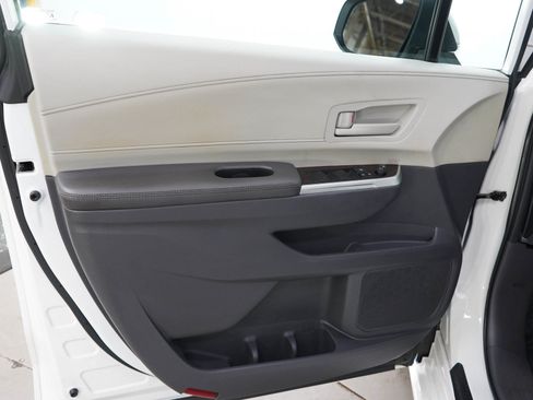 Used 2021 Toyota Sienna LE AWD/4WD image 20