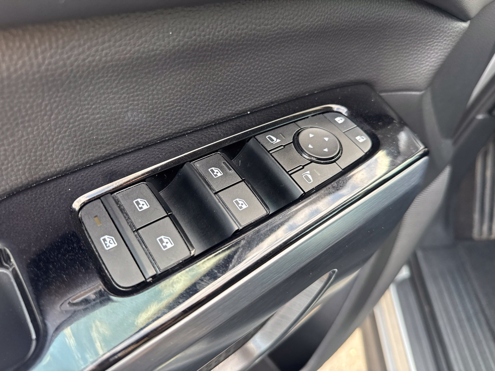 Used 2025 Nissan Pathfinder SL AWD/4WD image 19