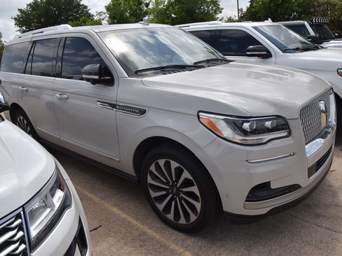 Certified 2022 Lincoln Navigator Reserve AWD/4WD image 5
