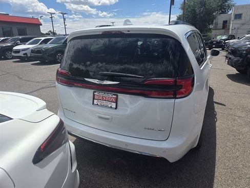 Used 2022 Chrysler Pacifica Limited FWD image 2