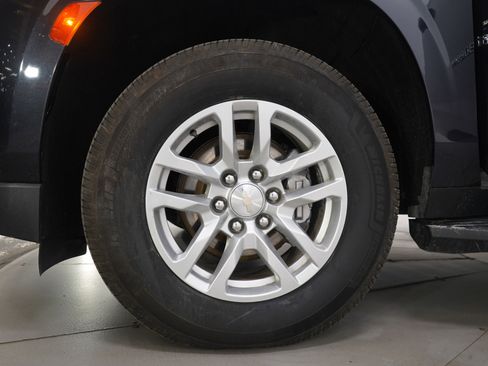 Used 2022 Chevrolet Suburban LT w/ Luxury Package image 34