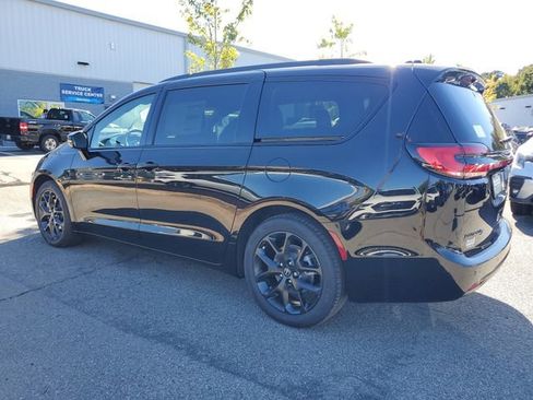 New 2026 Chrysler Pacifica Limited w/ S Appearance Package image 4