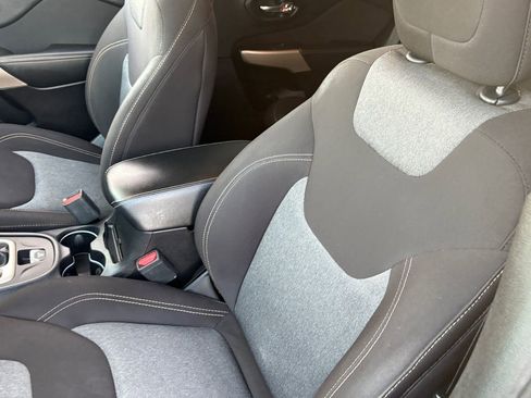 Used 2018 Jeep Cherokee Latitude w/ Altitude Package image 29