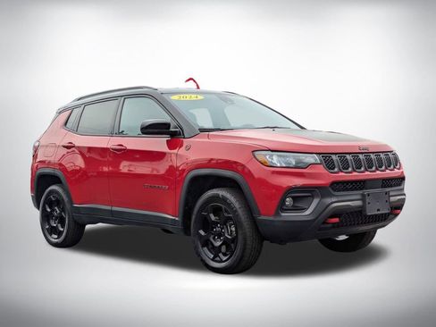 Used 2024 Jeep Compass Trailhawk AWD/4WD image 2