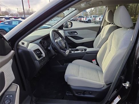 Used 2023 Nissan Rogue SV image 14