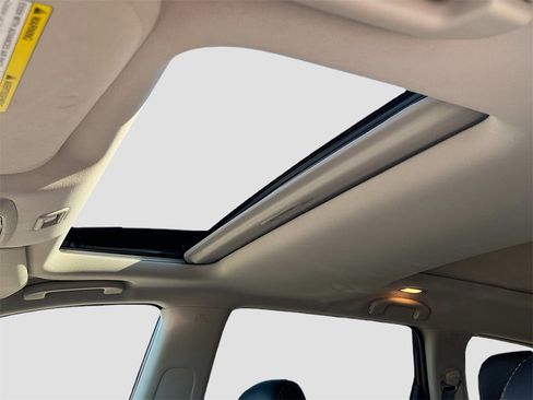 Used 2020 Nissan Pathfinder Platinum image 23