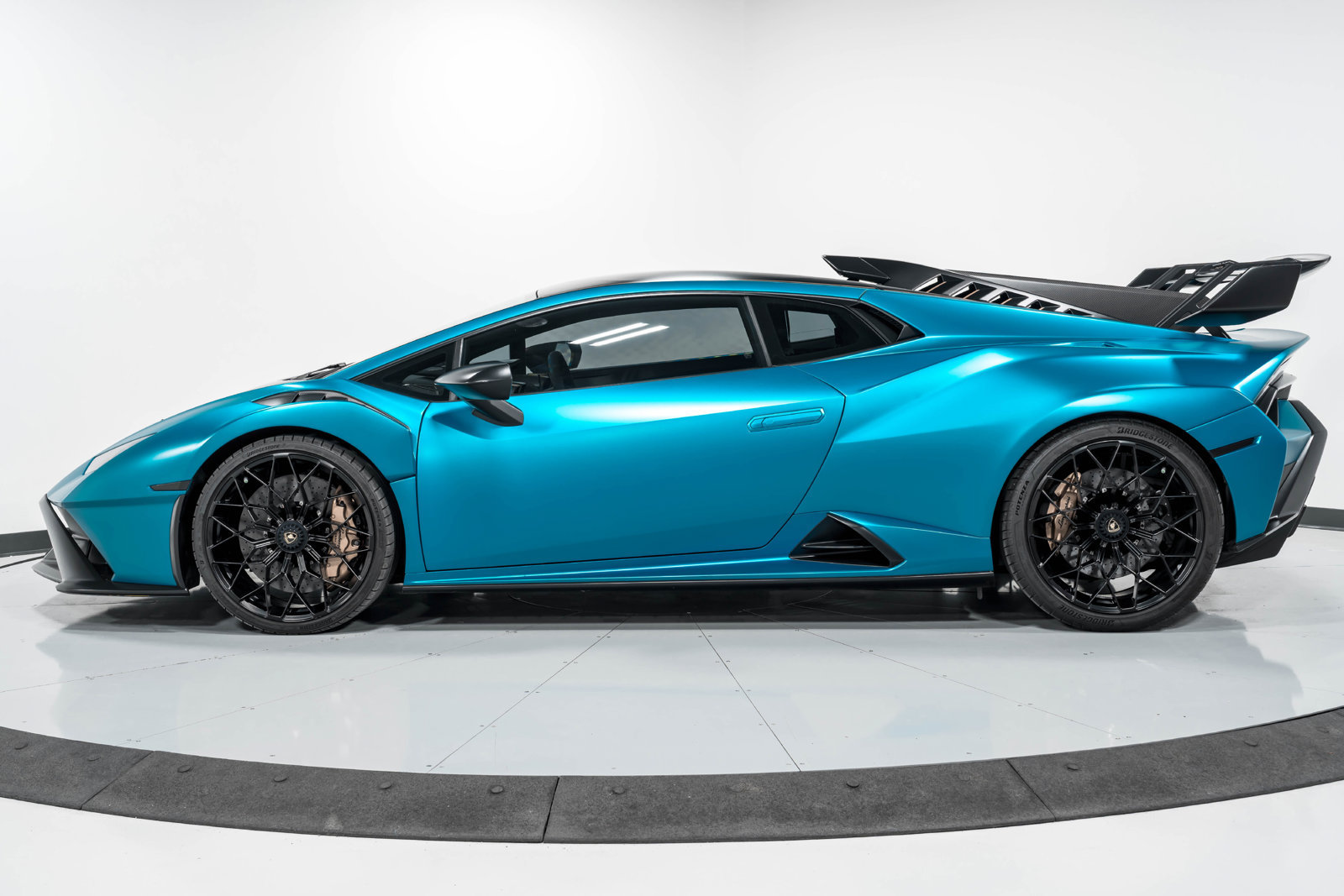 Used 2022 Lamborghini Huracan STO RWD image 6
