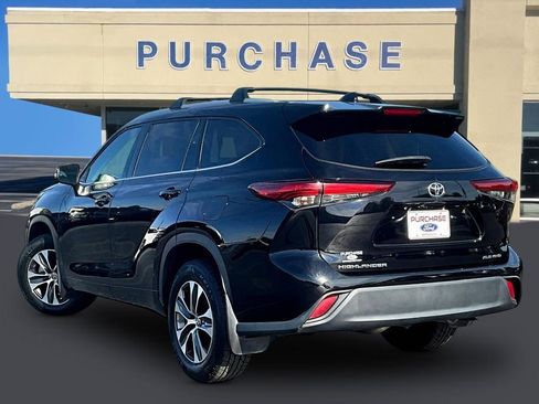 Used 2022 Toyota Highlander XLE AWD/4WD image 4