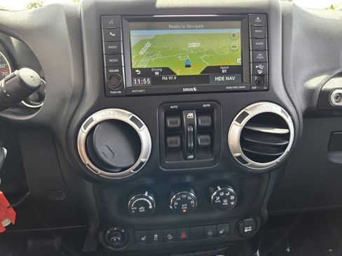 Used 2017 Jeep Wrangler Unlimited Rubicon AWD/4WD image 23