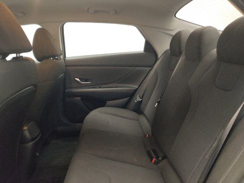 Used 2025 Hyundai Elantra SE FWD image 18