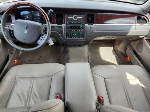 Used 2006 Lincoln Town Car Signature Limited RWD image 28